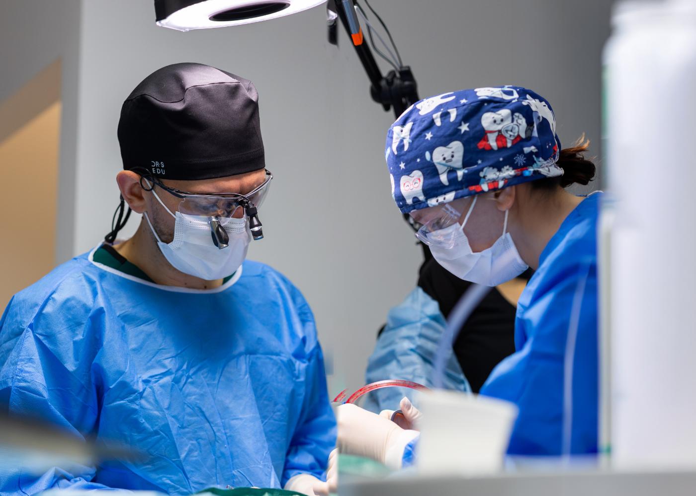 dr n. med. Paweł Sawicki podczas zabiegu chirurgicznego