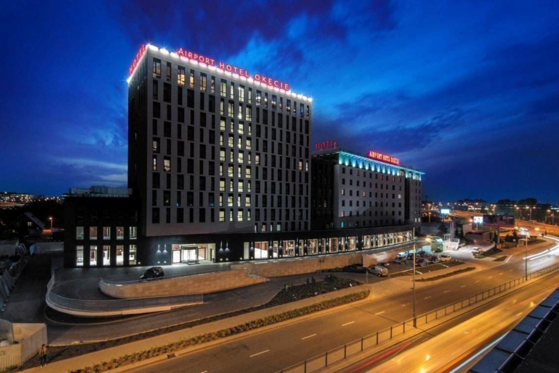 Airport Hotel Okęcie: fasada wieczorem